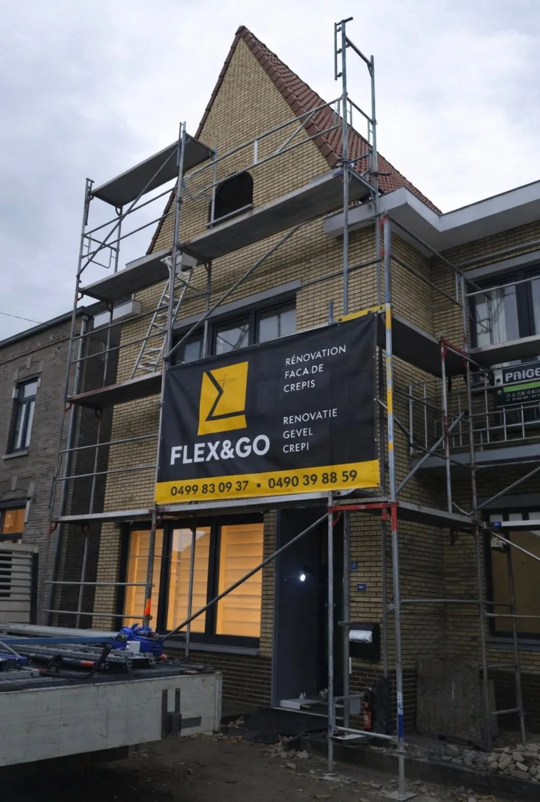 Échange entre l'équipe FLEX&GO et un client sur un chantier
